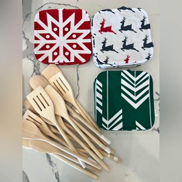 Brand New Christmas Bundle- 19 Brand New Patterned Hot Pads, 14 Wooden Utensils+ - Picture 11 of 12
